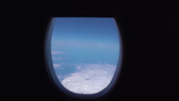 Uitzicht Door Vliegtuig Raam Van Prachtige Wolken Hoge Kwaliteit Beeldmateriaal — Stockvideo