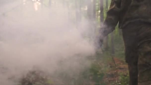 Στρατιωτικός Μια Βόμβα Καπνού Στο Χέρι Περπατά Μέσα Στο Δάσος — Αρχείο Βίντεο