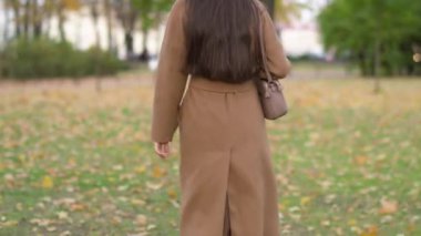 Gövde Kadını Park 'ta Dolaşıyor. Yüksek kalite 4k görüntü