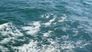 Gemiden deniz dalgalarını izle. Deniz dalgası. Yüksek kalite 4k görüntü