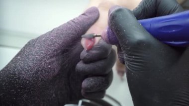 Manikür ustası müşterilerin tırnaklarından eski jeli çıkarıyor. Yüksek kalite 4k görüntü