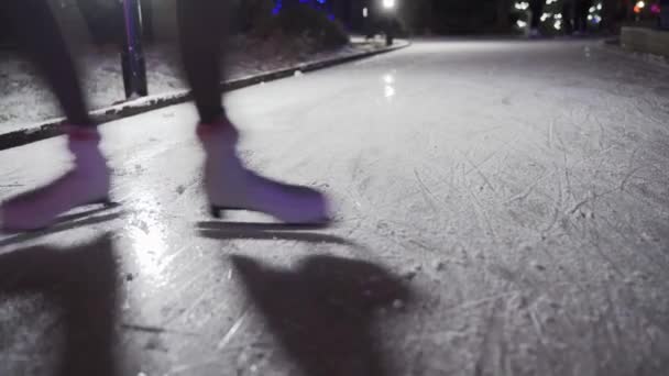 Piruetas Rizadas Niñas Piernas Patín Sobre Hielo Rotación Patinaje Artístico — Vídeos de Stock