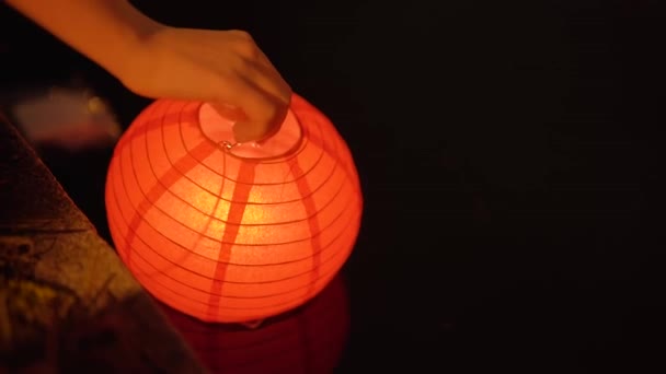 Mulher Lança Lanterna Vela Água Fundo Preto Imagens Alta Qualidade — Vídeo de Stock