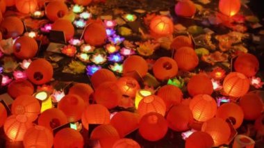 Suda bir sürü yuvarlak kağıt mum feneri var. Yüksek kalite 4k görüntü