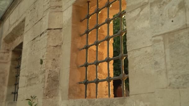 Kafesi Olan Eski Güzel Bir Pencere Pencereden Gelen Işık Yüksek — Stok video