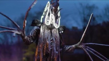 Parlak uzun kolları olan gelecekçi bir uzaylı. Yüksek kalite 4k görüntü