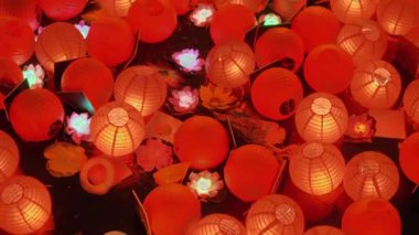 Göl suyunda bir sürü yuvarlak kağıt lamba var. Yüksek kalite 4k görüntü