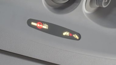 Uçak tabelası sigara içmeyin ve kemerlerinizi bağlayın. Yüksek kalite 4k görüntü