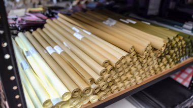 Hediyeleri paketlemek için renkli kağıtlarla dolu raflar. Yüksek kalite fotoğraf