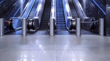 Metrodaki büyük modern yürüyen merdiven. İnsanlar olmadan terk edilmiş yürüyen merdiven. Boş metro. Yüksek kalite fotoğraf