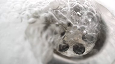 Mutfak lavabosunu suyla kapat. Su akıntısı lavaboya akıyor. Yüksek kalite fotoğraf