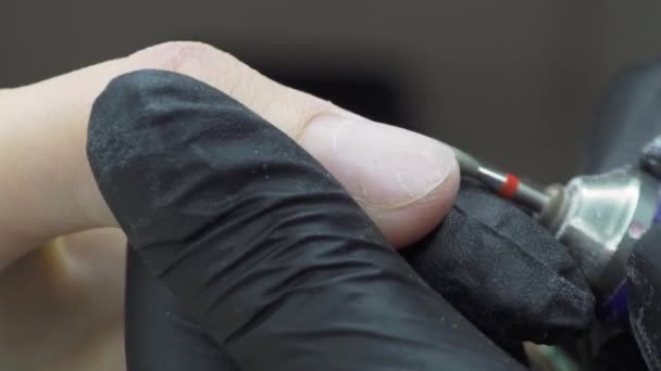 특별한 기계를 손가락의 주위에 Cuticles 그리고 피부의 고품질 — 비디오