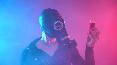 Gaz Maskeli Adam zehirli beyaz dumanın arasında matara ve sıvıyla. Yüksek kalite fotoğraf