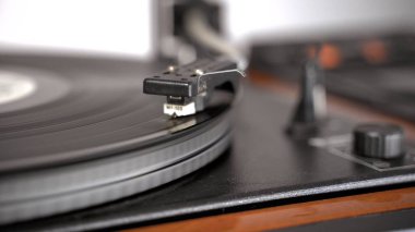 Eski Retro Vinil Turntable. Vinil çalan bir pikap. Yüksek kalite fotoğraf