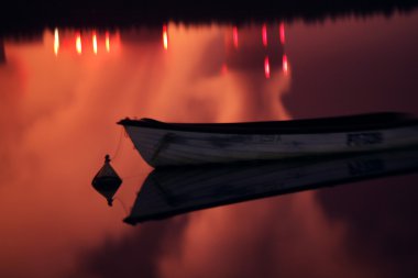 Su arka planda güç istasyonu duman refleksleri ile gece tekne