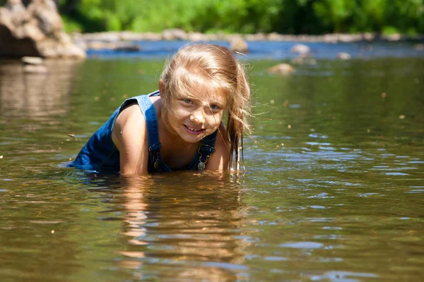 Menina adorável no rio no dia ensolarado — Fotografia de Stock