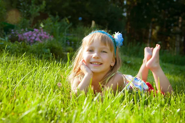 Portrait of a cute cheerful preschool girl in park — Stock Photo, Image