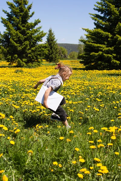 Glad tjej i sommarträdgård. — Stockfoto