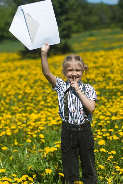 Счастливая девочка в летнем саду . — стоковое фото