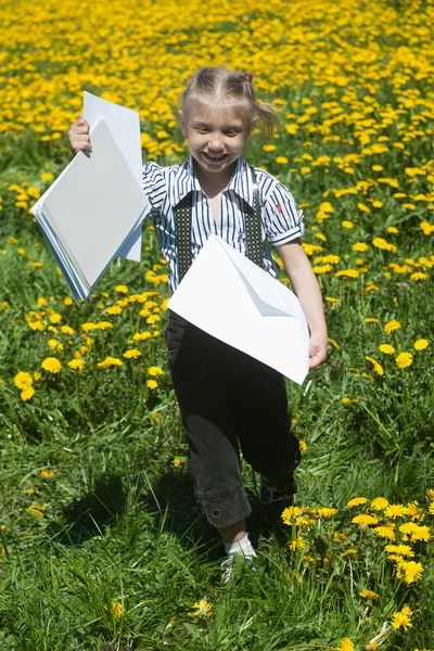 Fille heureuse en été Jardin . — Photo