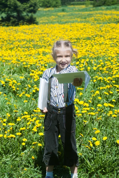 Šťastná dívka v letní zahradě. — Stock fotografie