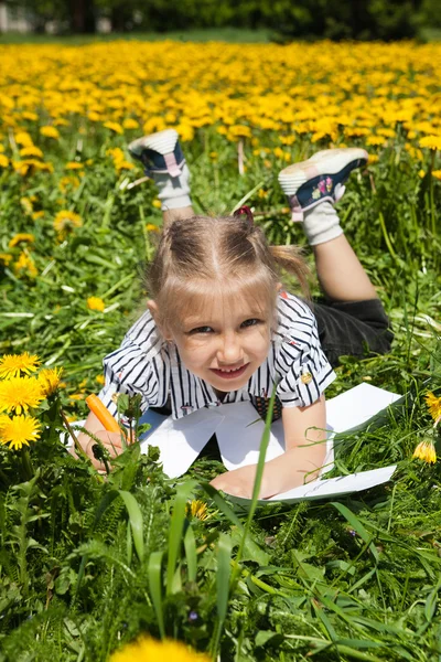 Lykkelig jente i sommerhagen . – stockfoto