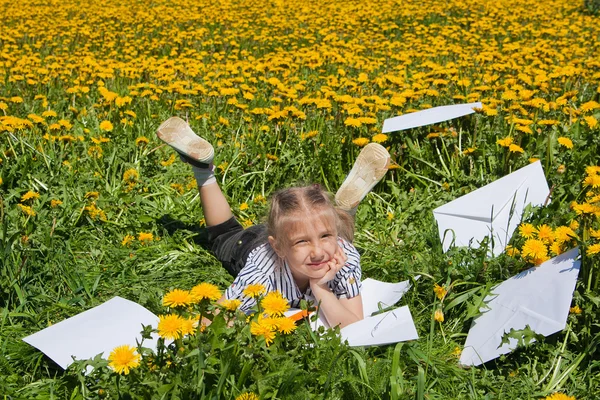 Lykkelig jente i sommerhagen . – stockfoto