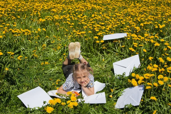 Šťastná dívka v letní zahradě. — Stock fotografie