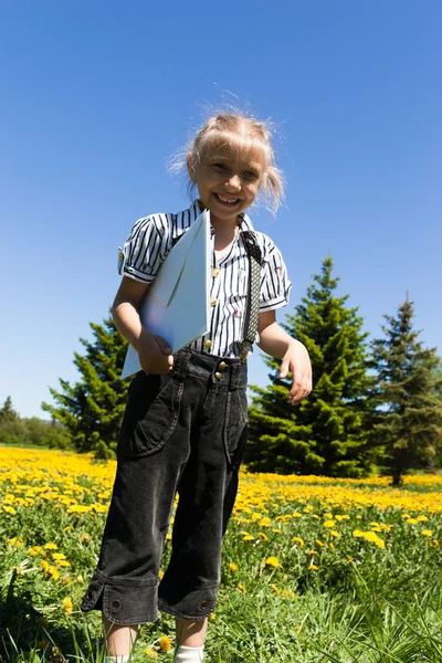 Chica feliz en el jardín de verano . — Foto de Stock