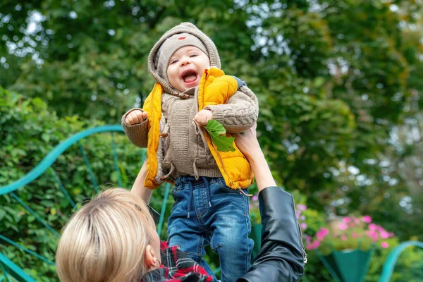 Счастливая Мама Играет Маленьким Сыном Бросает Воздух Открытом Воздухе Осеннем — стоковое фото