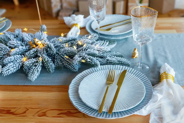 Elegáns Karácsonyi Asztal Beállítása Arany Kék Színű Ünnep Vacsora Karácsonyi Stock Kép