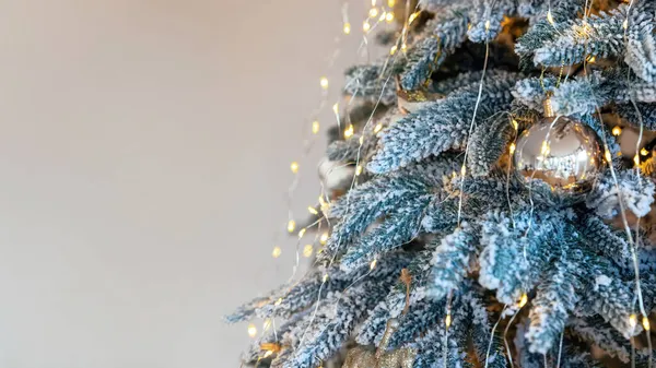 Kerstboom Versierd Met Gouden Ballen Kerstverlichting Kopieerruimte Banner Formaat Nieuwjaar — Stockfoto