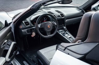 Ukrayna, Odessa 8 Eylül 2021: Logo ve gösterge paneli ile Porsche 718 Boxter direksiyonu. Dışarıdan bak