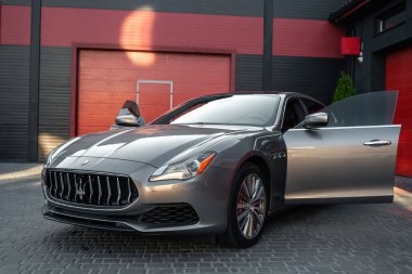 Ukrayna, Odessa - 8 Eylül 2021: Maserati Sedan Pahalı araba açık kapılı otopark.