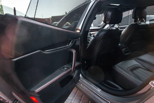 Современный Роскошный Автомобиль Внутри Удобные Черные Кожаные Кресла Задние Пассажирские — стоковое фото