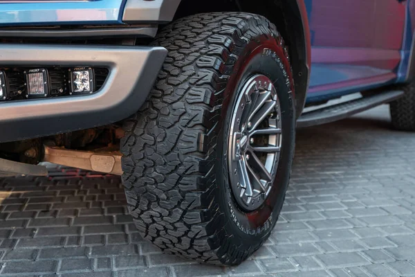 Ukrayna, Odessa 8 Temmuz 2021: Park yerinde yeni Ford Ranger Raptor mavisi. Ön tekerleğe odaklan. Arabanın vücut detayları.
