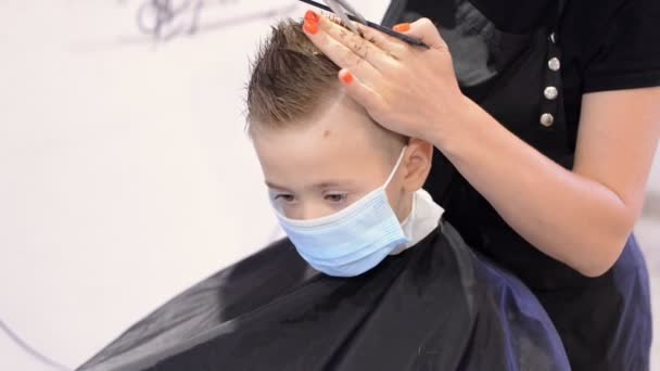 Piccolo Bambino Ragazzo Client Maschera Protettiva Durante Taglio Capelli Parrucchiere — Video Stock