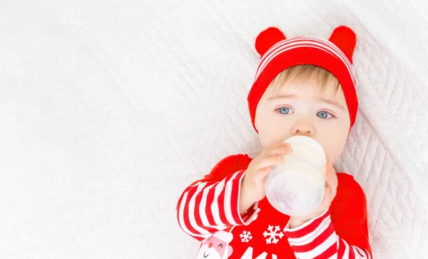 Kis Kaukázusi Kisfiú Karácsonyi Öltönyben Tejet Eszik Üvegből Első Karácsony Jogdíjmentes Stock Képek