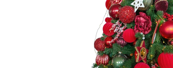 背景与装饰部分圣诞树隔离在白色背景。红色的球，缎带，树枝上的星星。空出你的文字空间。新年和圣诞节的概念。横幅. — 图库照片