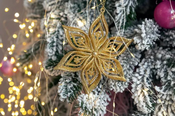 Fiocco Neve Oro Ramo Albero Natale Artificiale Primo Piano Dettagli — Foto Stock