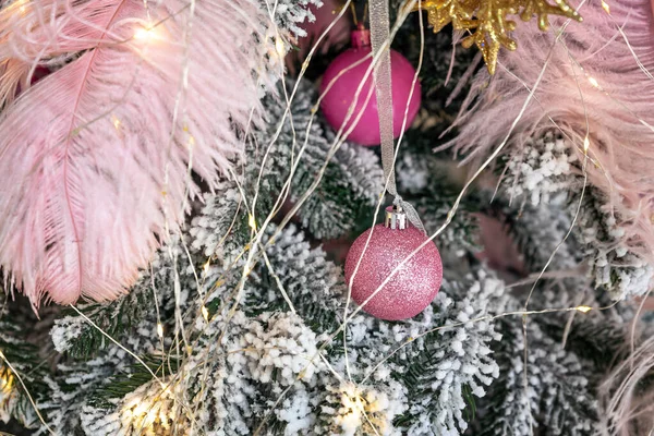 Palla Natale Rosa Ramo Abete Dettagli Rosa Dell Albero Natale — Foto Stock