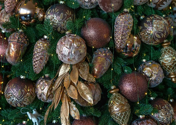 Köknar Ağacında Altın Bronz Oyuncaklar Yaklaş Noel Süslemeleriyle Dolu Bir Telifsiz Stok Fotoğraflar