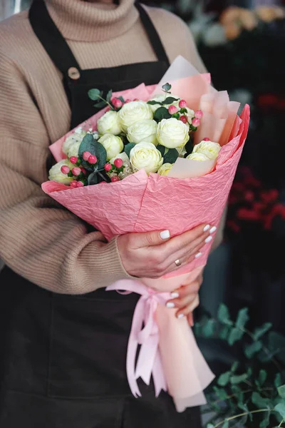 Beautiful bouquet of mixed flowers in the female florist hands. Beautiful fresh bouquet. Delivery fresh cut flower. Floral shop — Stock Photo, Image