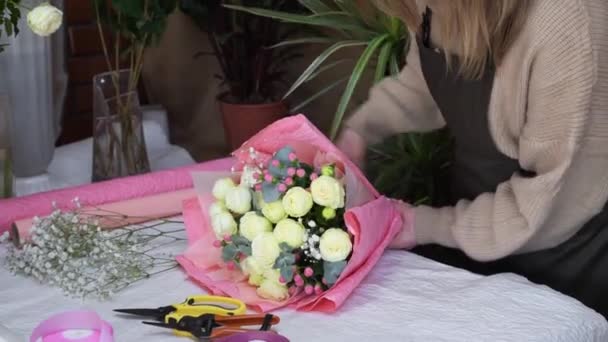 Seniman bunga bekerja di studio toko bunga. Floristry menciptakan pengaturan bunga. Merancang, lokakarya bunga, konsep kerja. Bisnis wanita kecil — Stok Video
