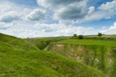 Nehir ve bulutlu gökyüzü olan güzel bir manzara.