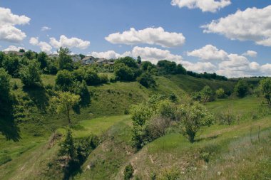 Nehir ve bulutlu gökyüzü olan güzel bir manzara.