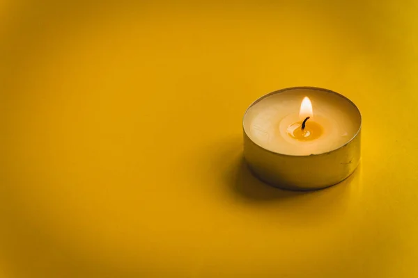 燃烧的蜡烛 在黄色背景上 — 图库照片