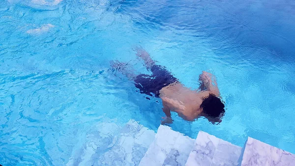 Hombre Borroso Nada Piscina Persona Que Conduce Bajo Agua Cerca —  Fotos de Stock