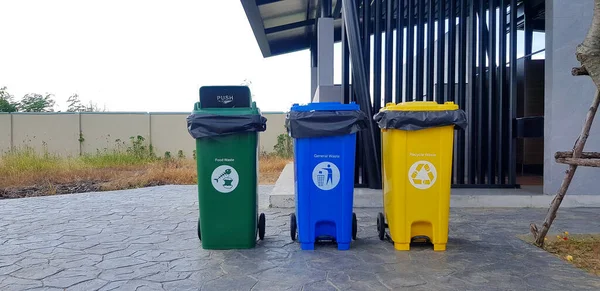 色彩斑斓的3个垃圾桶 用于分开的垃圾再利用和在公共卫生间或卫生间前处置 垃圾箱 可在街道 道路或行人路上倾倒用过的东西或物料 图库图片