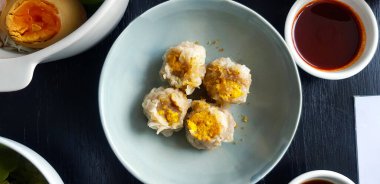 Dilimlenmiş yumurta ve tatlı soslu dört haşlanmış hamur köftesinin üst görüntüsü. Kızarmış sarımsaklı Çin yemeği. Asya yemekleri ve Asya 'da meşhur yiyecekler. 